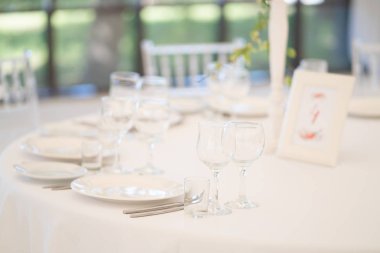 Lüks havadar yaz Restoran Beyaz şeffaf sandalyeler ve parti için hazır