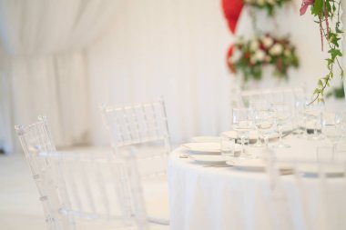 Lüks havadar yaz Restoran Beyaz şeffaf sandalyeler ve parti için hazır