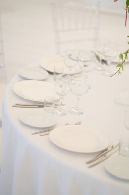 Lüks havadar yaz Restoran Beyaz şeffaf sandalyeler ve parti için hazır