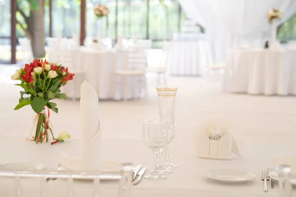 Lujoso Restaurante Verano Blanco Con Sillas Transparentes Listo Para Fiesta — Foto de Stock