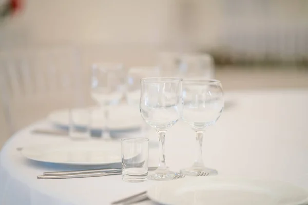 Luxe Luchtige Zomer Restaurant Wit Met Transparante Stoelen Klaar Feesten — Stockfoto
