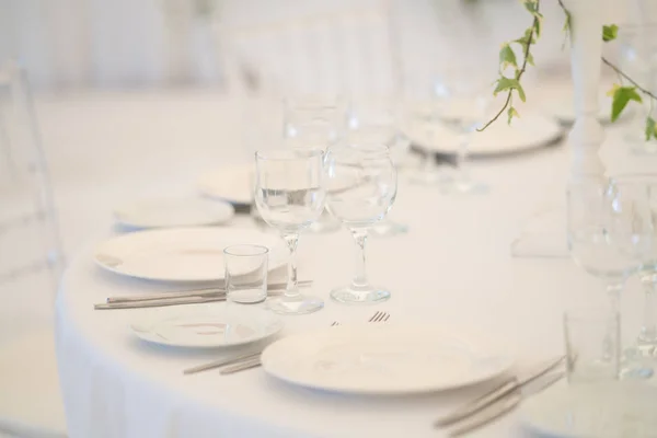 Lujoso Restaurante Verano Blanco Con Sillas Transparentes Listo Para Fiesta —  Fotos de Stock