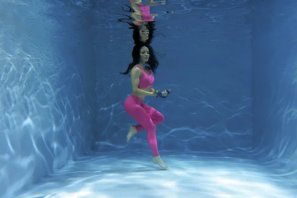 Piękna Dziewczyna Nietypowe Fitness Instruktor Zaangażowany Hantlami Pod Wodą Basenie — Zdjęcie stockowe