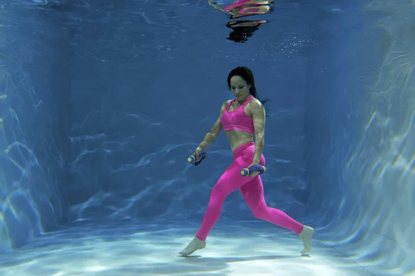 Piękna Dziewczyna Nietypowe Fitness Instruktor Zaangażowany Hantlami Pod Wodą Basenie — Zdjęcie stockowe