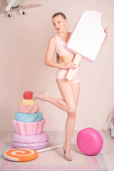Güzel Beyaz Ince Uzun Boylu Kız Büyük Şeker Dondurma Pasta — Stok fotoğraf