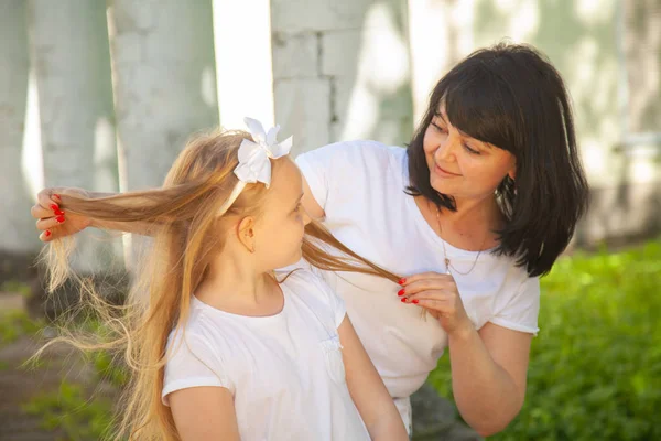Милая Мама Играет Длинными Волосами Своей Маленькой Дочери Открытом Воздухе — стоковое фото