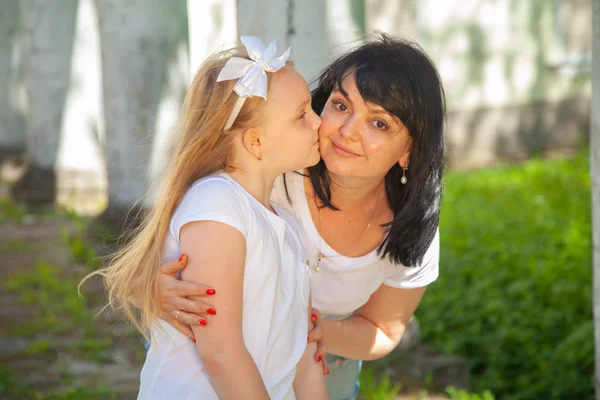 Querida Mãe Feliz Filha Beijando Uns Aos Outros — Fotografia de Stock