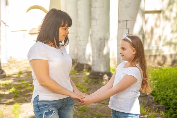 Bonita Mãe Feliz Filha Divertindo Juntos Livre — Fotografia de Stock