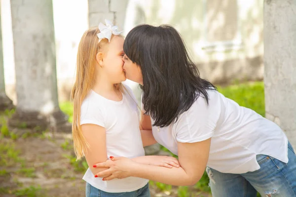 Querida Mãe Feliz Filha Beijando Uns Aos Outros — Fotografia de Stock