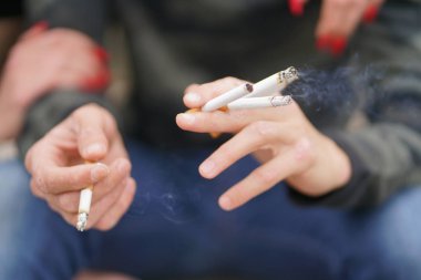 Sigara kapat - bir sürü yaralar ve yaralar ile el kaldır   