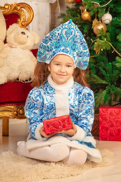 Добрая Милая Девочка Ребенок Синем Платье Kokoshnik Голове Позирует Рядом — стоковое фото