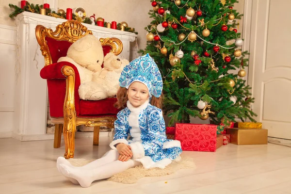 Gentille Fille Douce Enfant Dans Une Robe Bleue Avec Kokoshnik — Photo