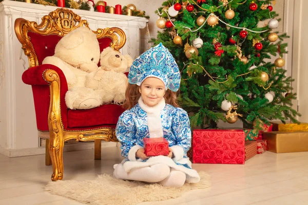 Vriendelijk Lief Meisje Kind Een Blauwe Jurk Met Een Kokoshnik — Stockfoto