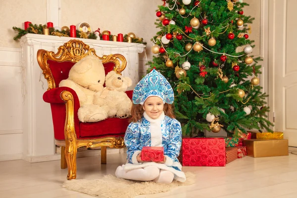 Vriendelijk Lief Meisje Kind Een Blauwe Jurk Met Een Kokoshnik — Stockfoto