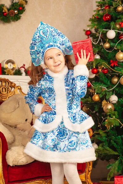 Dziecko Rodzaju Słodka Dziewczyna Niebieskiej Sukience Kokoshnik Jej Głowa Pozowanie — Zdjęcie stockowe