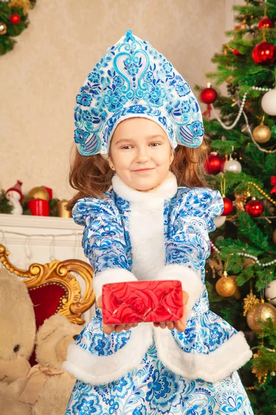 Doce Tipo Menina Criança Vestido Azul Com Kokoshnik Cabeça Posando — Fotografia de Stock