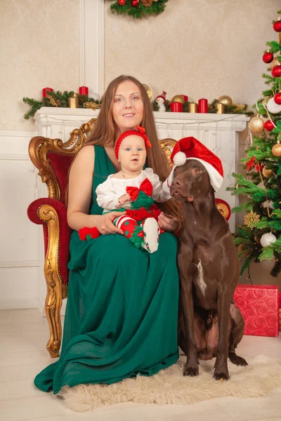 Dulce Mamá Bebé Bebé Hija Están Sentados Una Silla Lado — Foto de Stock