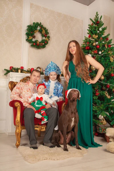 Feliz Lindo Festivamente Vestido Con Disfraces Familia Mamá Papá Dos — Foto de Stock