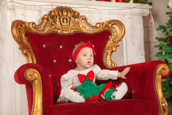 Niedliche Säugling Mädchen Sitzt Einem Neujahrskleid Einem Roten Stuhl — Stockfoto