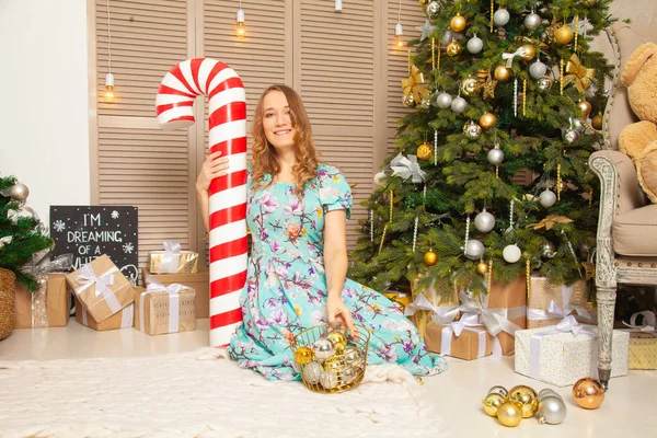 Onun Odasına Büyük Bir Noel Ağacı Ile Poz Uzun Mavi — Stok fotoğraf