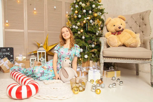 Onun Odasına Büyük Bir Noel Ağacı Ile Poz Uzun Mavi — Stok fotoğraf