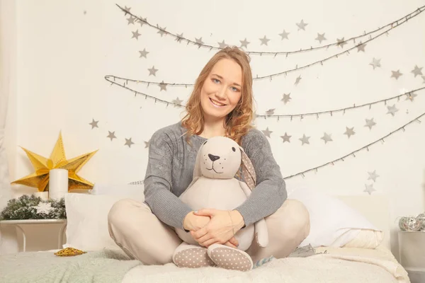 Menina Bonito Sentado Cama Malha Roupas Confortáveis Abraçando Com Grande — Fotografia de Stock