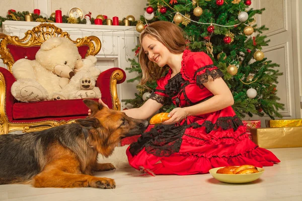 Menina Bonita Vestido Fabuloso Vermelho Posando Com Seu Pastor Cachorro — Fotografia de Stock