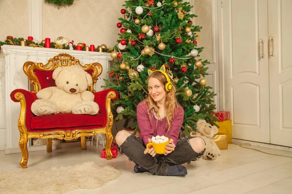 Dekore Edilmiş Bir Noel Ağacı Arka Plan Üzerinde Hatmi Ile — Stok fotoğraf