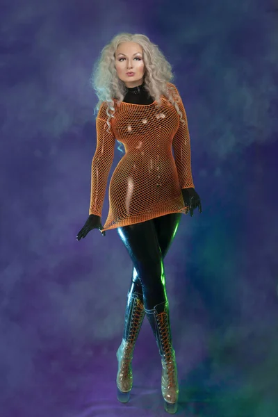 Niedliche Pummelige Erwachsene Frau Schwarzem Latex Gummi Catsuit Und Orangefarbenem — Stockfoto