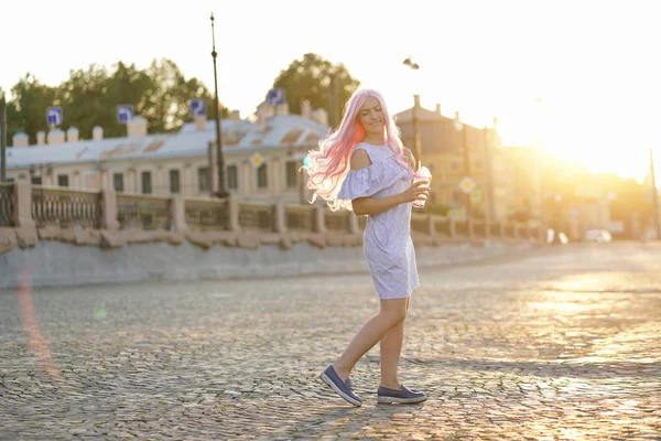 Красивая Девушка Розовыми Волосами Голубом Летнем Платье Прогулки Городу Рассвете — стоковое фото