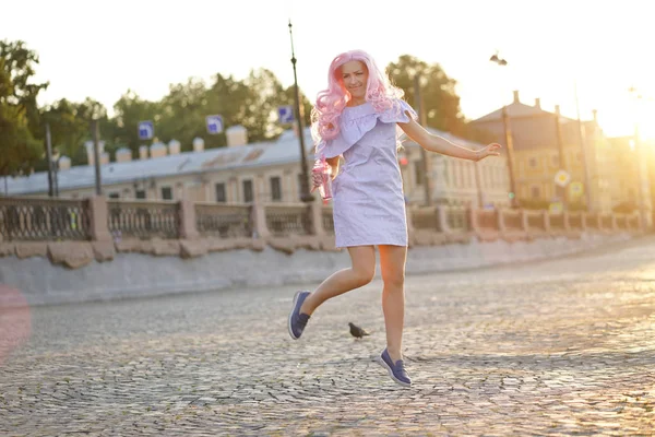 Красивая Девушка Розовыми Волосами Голубом Летнем Платье Прогулки Городу Рассвете — стоковое фото