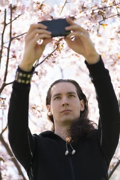 Romantiker Macht Selfie Mit Seinem Smartphone Garten Mit Rosafarbenen Sakura — Stockfoto