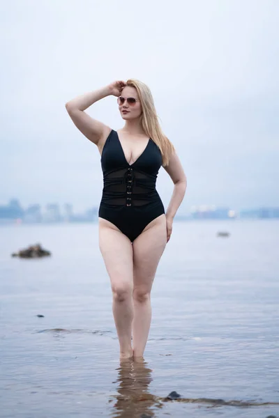 Mooie Europese Grootte Meisje Poseren Zwarte Zwembroek Het Strand Alleen — Stockfoto