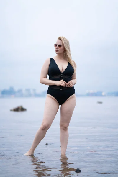 Красивая Европейка Плюс Размер Девушка Позирует Черном Купальнике Пляже Одиночку — стоковое фото