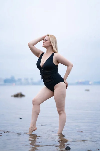 Beautiful European Size Girl Posing Black Swimsuit Beach Alone — Stock Photo, Image