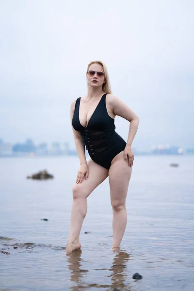 Hermosa Europeo Más Tamaño Chica Posando Traje Baño Negro Playa —  Fotos de Stock
