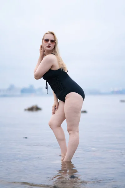 Bella Europeo Size Ragazza Posa Costume Bagno Nero Sulla Spiaggia — Foto Stock