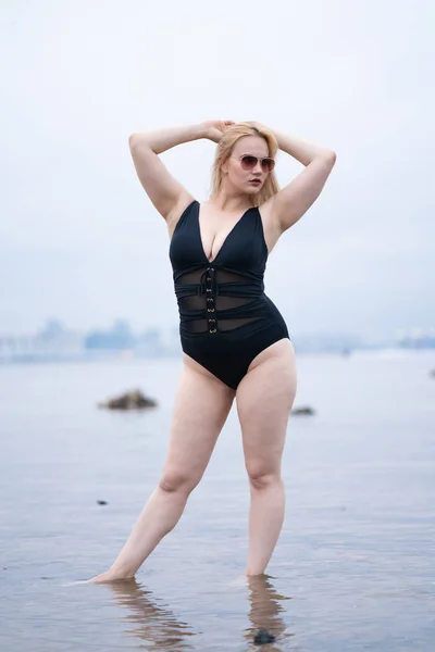 Красивая Европейка Плюс Размер Девушка Позирует Черном Купальнике Пляже Одиночку — стоковое фото