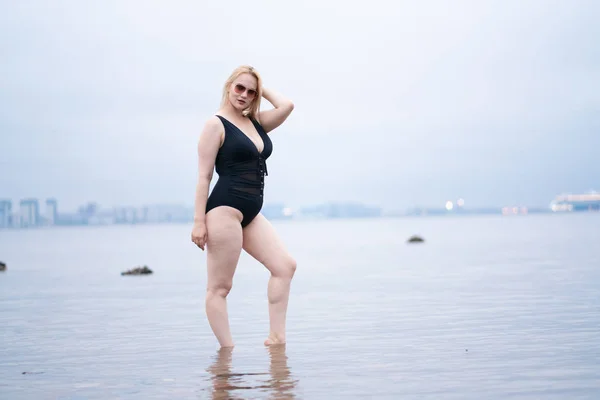 Schönes Europäisches Size Mädchen Posiert Schwarzen Badeanzug Allein Strand — Stockfoto