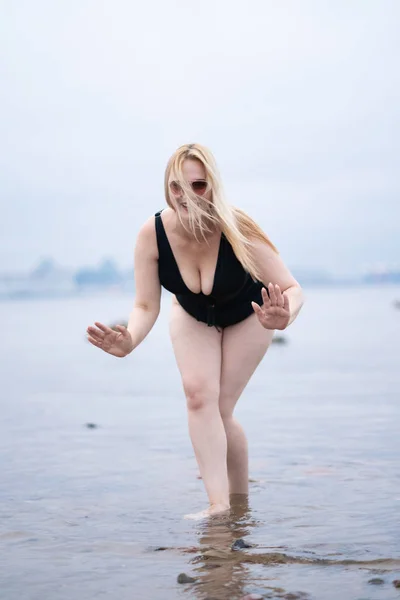 Hermosa Europeo Más Tamaño Chica Posando Traje Baño Negro Playa — Foto de Stock