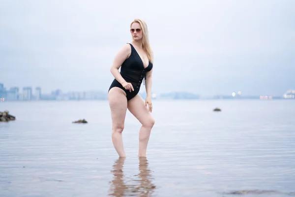 Schönes Europäisches Size Mädchen Posiert Schwarzen Badeanzug Allein Strand — Stockfoto