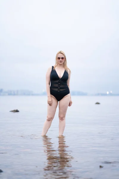 Belle Européenne Taille Fille Posant Maillot Bain Noir Sur Plage — Photo