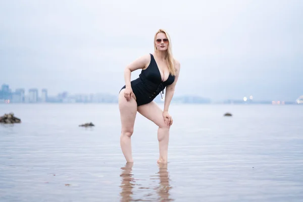 Belle Européenne Taille Fille Posant Maillot Bain Noir Sur Plage — Photo