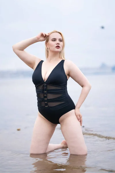 Hermosa Europeo Más Tamaño Chica Posando Traje Baño Negro Playa — Foto de Stock