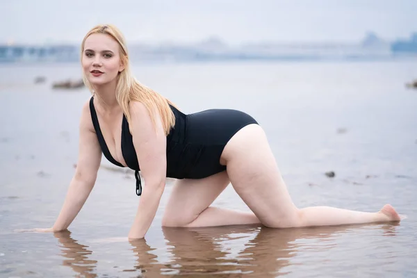 Belle Européenne Taille Fille Posant Maillot Bain Noir Sur Plage — Photo