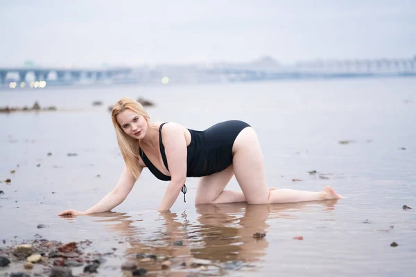 Schönes Europäisches Size Mädchen Posiert Schwarzen Badeanzug Allein Strand — Stockfoto