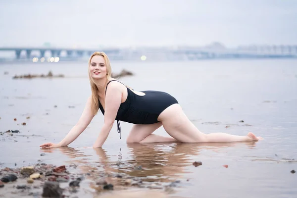 Mooie Europese Grootte Meisje Poseren Zwarte Zwembroek Het Strand Alleen — Stockfoto