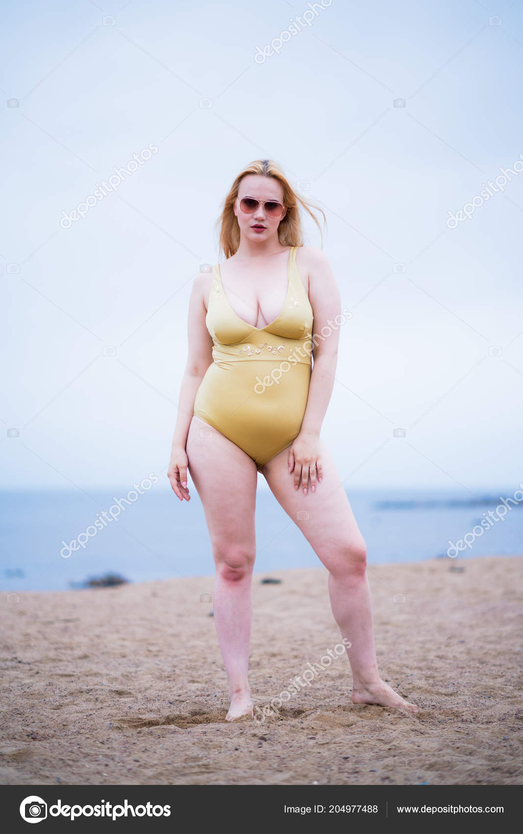 Hermoso Modelo Talla Grande Con Traje Baño Moda Gafas Sol — Foto