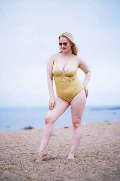 Magnifique Modèle Taille Portant Maillot Bain Lunettes Soleil — Photo