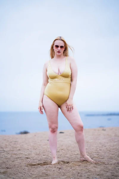 Magnifique Modèle Taille Portant Maillot Bain Lunettes Soleil — Photo